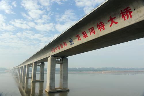 10月7日拍攝的橫跨萬泉河兩岸的東環(huán)鐵路萬泉河特大橋。新華社發(fā)(蒙鐘德 攝)