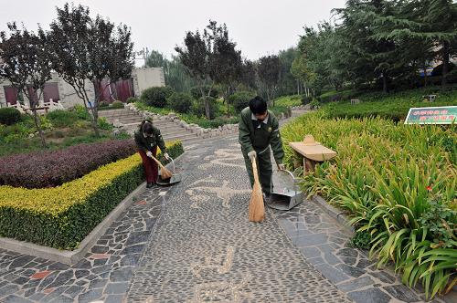 10月10日,衛(wèi)生保潔員在長治市紫金廣場打掃衛(wèi)生。新華社記者 何俊昌 攝