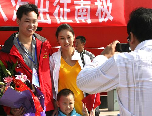 10月11日,即將出發(fā)的南極科考隊(duì)員諸錦嶸(左一)與家人合影留念。新華社記者 陳飛 攝
