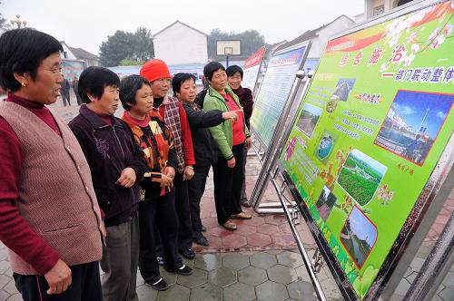 10月10日,長(zhǎng)子縣西郭村村民在觀看縣里舉辦的環(huán)境衛(wèi)生展覽。新華社記者 何俊昌 攝