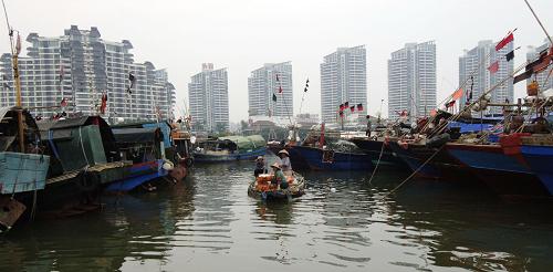 10月11日,船只在三亞港內(nèi)停泊避風(fēng)。當日下午,海南省氣象臺發(fā)布消息稱,熱帶風(fēng)暴“芭瑪”將于12日中午到夜間登陸海南。據(jù)了解,今年第17號熱帶風(fēng)暴“芭瑪”,11日下午3時,中心位于北緯17.9度、東經(jīng)113.1度,也就是位于西沙永興島東北方130公里左右的海面上,距離海南省東南部的萬寧市大約320公里,中心附近最大風(fēng)力8級(18米/秒),7級大風(fēng)范圍半徑180公里。預(yù)計未來一天內(nèi),這個風(fēng)暴中心將以15-20公里的時速向偏西方向移動,逐漸靠近海南省東部近海。海南各界嚴陣以待防抗熱帶風(fēng)暴“芭瑪”。新華社記者 趙穎全 攝