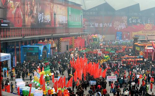 10月11日,來自各地的客商在鄭州國際會展中心參加全國糖酒商品交易會。當(dāng)日,2009年秋季全國糖酒商品交易會在鄭州開幕。據(jù)介紹,本屆糖酒會展覽面積達(dá)12萬平方米,共分9個專館,展覽內(nèi)容主要包括酒類、食品類、調(diào)味品類和食品機(jī)械類。此次糖酒會已經(jīng)是第81屆,也是第9次在鄭州舉辦,展覽面積、參會人數(shù)、廣告規(guī)模等多個方面將創(chuàng)鄭州展覽歷史之最。新華社記者 趙鵬 攝