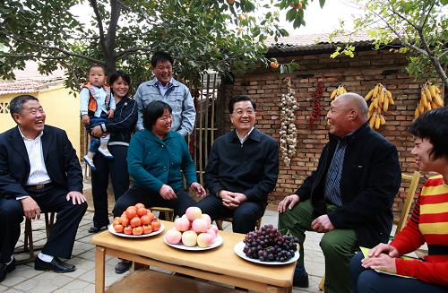 10月16日至19日,中共中央總書記、國家主席、中央軍委主席胡錦濤在山東省考察工作。這是胡錦濤在東營市廣饒縣大王鎮(zhèn)劉集后村同大王鎮(zhèn)黨員、干部和劉集后村村民代表圍坐在農(nóng)家小院里,就做好農(nóng)村黨建工作進(jìn)行交談。新華社記者 鞠鵬 攝