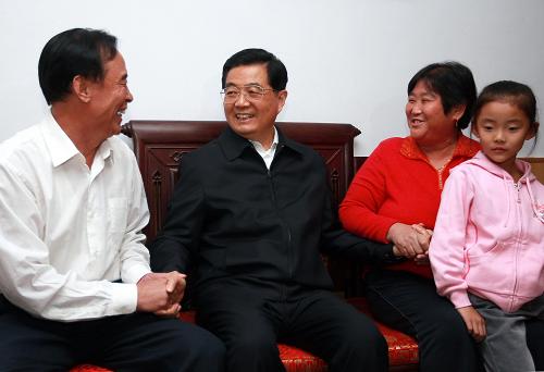 10月16日至19日,中共中央總書記、國家主席、中央軍委主席胡錦濤在山東省考察工作。這是10月17日,胡錦濤在淄博市張店區(qū)科苑街道潘莊社區(qū)看望居民楊長舉一家。新華社記者 鞠鵬 攝