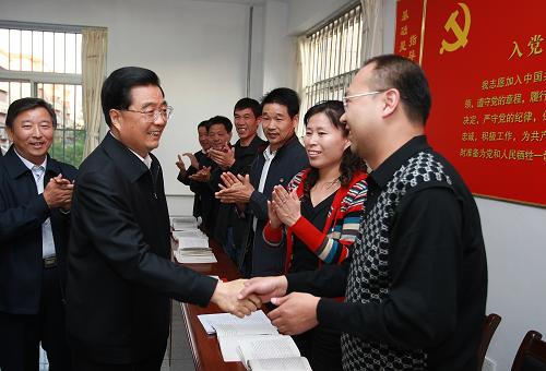 10月16日至19日,中共中央總書記、國家主席、中央軍委主席胡錦濤在山東省考察工作。這是10月17日,胡錦濤在淄博市張店區(qū)科苑街道潘莊社區(qū)黨員活動(dòng)室同黨員、干部交談。新華社記者 鞠鵬 攝