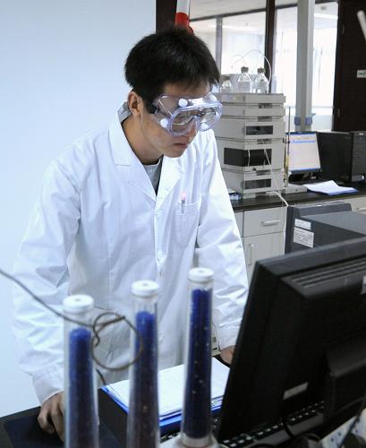 10月18日,凱萊英(天津)有限公司的科技人員在進行生物醫(yī)藥技術(shù)研發(fā)。新華社記者 劉海峰 攝