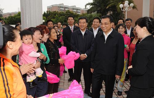 12月14日至16日,中共中央政治局常委、國(guó)務(wù)院副總理李克強(qiáng)在廣東考察。這是12月15日,李克強(qiáng)在珠海市拱北街道華平社區(qū)看望社區(qū)居民時(shí)與居民拉家常。新華社記者 黃敬文 攝