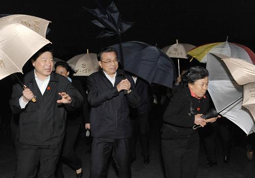 12月14日至16日,中共中央政治局常委、國(guó)務(wù)院副總理李克強(qiáng)在廣東考察。這是12月15日,李克強(qiáng)在佛山市南海區(qū)夏西村頂風(fēng)冒雨察看舊村改造工作,了解農(nóng)村城鎮(zhèn)化建設(shè)情況。新華社記者 黃敬文 攝