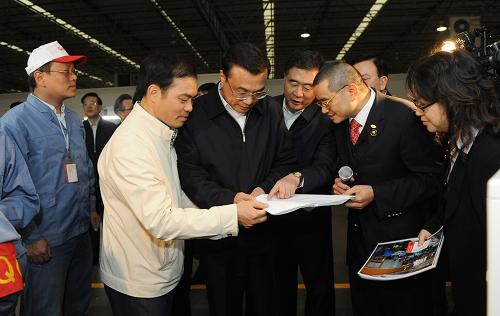 12月14日至16日,中共中央政治局常委、國(guó)務(wù)院副總理李克強(qiáng)在廣東考察。這是12月15日,李克強(qiáng)在廣東格蘭仕集團(tuán)家用電器生產(chǎn)基地視察空調(diào)生產(chǎn)車間時(shí),認(rèn)真查看工資單,了解農(nóng)民工收入情況。新華社記者 黃敬文 攝