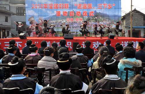 12月17日,全國(guó)婦聯(lián)“送溫暖、三下鄉(xiāng)”活動(dòng)在貴州省黔東南苗族侗族自治州啟動(dòng)。據(jù)介紹,此次活動(dòng)全國(guó)婦聯(lián)向貴州省貧困地區(qū)贈(zèng)送了母親水窖、小額信貸項(xiàng)目資金以及婦科醫(yī)療檢查設(shè)備、兒童營(yíng)養(yǎng)食品等物資近600萬元。此后,全國(guó)婦聯(lián)領(lǐng)導(dǎo)還將分赴中西部部分省區(qū)開展“三下鄉(xiāng)”示范活動(dòng),計(jì)劃送項(xiàng)目資金2200多萬元,推動(dòng)各級(jí)婦聯(lián)集中人力、財(cái)力解決農(nóng)村婦女兒童的實(shí)際困難,使廣大婦女得實(shí)惠、普受惠、長(zhǎng)受惠。新華社記者 何俊昌 攝
