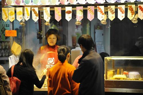 12月26日,香港銅鑼灣商業(yè)區(qū)一家特色食鋪生意紅火。新華社記者 黃曉勇 攝
