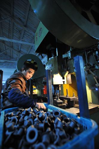 遵義航天軍轉(zhuǎn)民中小企業(yè)創(chuàng)業(yè)園內(nèi)的中小企業(yè)永昌機(jī)械制造有限公司生產(chǎn)車間內(nèi),一名返鄉(xiāng)農(nóng)民工正在制作零配件。該企業(yè)每月為貴州省兩家大型軍工企業(yè)提供產(chǎn)值40萬至50萬元的零配件(12月18日攝)。新華社記者 歐東衢