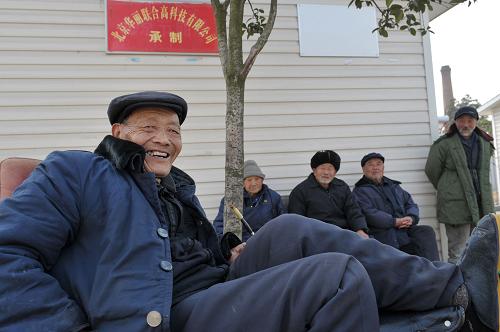 1月27日,什邡市社會福利救助中心里,73歲的楊大爺在與其他老人聊天。四川省什邡市社會福利救助中心位于什邡市元石鎮(zhèn),2008年5月始建,2009年5月竣工,是汶川地震后,北京援建什邡市并率先竣工的第一個綜合性社會福利機構(gòu)。據(jù)介紹,該中心占地面積17474平方米,建筑面積8746平方米,包括社會救助管理站、福利院、托老院、榮軍院和兒童福利院,環(huán)境優(yōu)美、居住舒適,可同時容納440人居住,成為什邡市城鎮(zhèn)“三孤”和農(nóng)村“五保”老人的幸福家園。新華社記者 魯鵬 攝