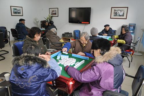 1月27日,老人們在救助中心活動室里打麻將。新華社記者 魯鵬 攝