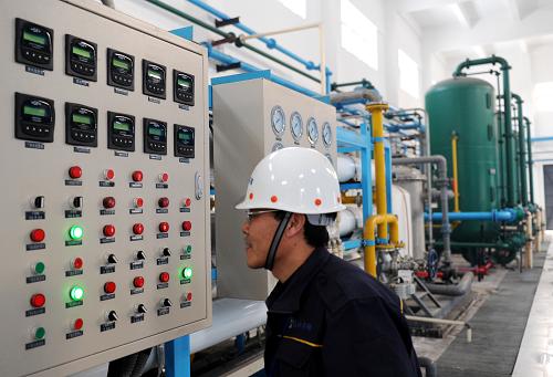 1月27日,工作人員在江蘇連云港垃圾焚燒熱電廠調(diào)試設(shè)備。當(dāng)日,江蘇省連云港市首座垃圾焚燒熱電廠順利完成首次點(diǎn)火調(diào)試。該電廠總投資2.5億元人民幣,設(shè)計(jì)日處理生活垃圾800噸,年上網(wǎng)電量近1億千瓦時(shí),電廠一號(hào)機(jī)組預(yù)計(jì)將于今年4月底正式并網(wǎng)發(fā)電。新華社發(fā)(耿玉和 攝)