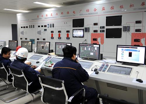 1月27日,工作人員在江蘇連云港垃圾焚燒熱電廠控制室內(nèi)監(jiān)控設(shè)備運(yùn)行狀況。新華社發(fā)(耿玉和 攝)