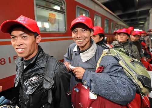 2月2日,外來(lái)務(wù)工人員在福州火車(chē)站排隊(duì)上車(chē)。當(dāng)日,福州火車(chē)站開(kāi)出2010年春運(yùn)第一趟外來(lái)務(wù)工人員返鄉(xiāng)專(zhuān)列,450多名外來(lái)務(wù)工人員乘坐這趟開(kāi)往河南鄭州、洛陽(yáng)方向的“愛(ài)心”列車(chē),他們每人還收到了工會(huì)部門(mén)送來(lái)的價(jià)值150元的糖果、糕點(diǎn)和文化書(shū)籍等禮品。新華社記者 張國(guó)俊 攝
