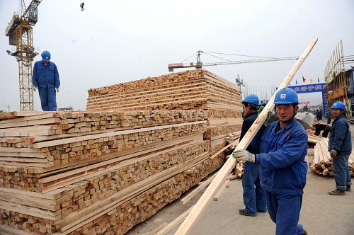 工人在北川新縣城進(jìn)行施工(2月1日攝)。新華社記者 范長國 攝