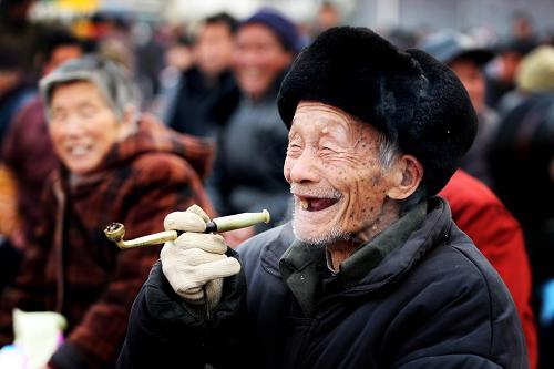 2月2日,安徽省淮北市烈山區(qū)洪莊村的一位老大爺在村頭觀看“三下鄉(xiāng)”文藝演出。新華社發(fā)