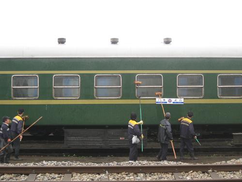 2月4日,鐵路職工正在對列車進行檢修養(yǎng)護。截至2月4日8時,全國支援廣鐵集團的39組741輛客運列車已全部按預期抵達廣東地區(qū)。廣東地區(qū)歷來是節(jié)前全國鐵路春運的重點,其中車輛嚴重不足是制約廣鐵春運運能的一個重要因素。為此,今年鐵道部門從沈陽、烏魯木齊、蘭州、昆明等5個鐵路局調(diào)集39組741輛客車支援廣鐵節(jié)前春運,加上鐵道部在廣州地區(qū)屯駐5組95輛,實際節(jié)前支援廣鐵的車輛達到836輛,為廣鐵春運運能提供了有力的車輛支持。 新華社記者 陳先鋒 攝