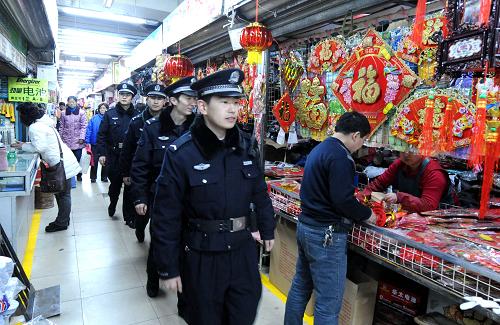 2月4日,大胡同派出所民警在商貿(mào)區(qū)巡防。春節(jié)臨近,華北地區(qū)最大的商品集散地之一——天津大胡同商貿(mào)區(qū)每天的客流量高達(dá)30萬(wàn)人次。為營(yíng)造平安購(gòu)物環(huán)境,天津公安紅橋分局大胡同派出所民警在對(duì)商貿(mào)區(qū)進(jìn)行24小時(shí)全天候安全檢查的同時(shí),還加強(qiáng)對(duì)商家和購(gòu)物群眾的安全防范提示工作。據(jù)介紹,連日來(lái),天津各級(jí)公安機(jī)關(guān)抽調(diào)警力加強(qiáng)商貿(mào)街區(qū)的治安巡控,確保春節(jié)市場(chǎng)的安全和繁榮。新華社記者 劉海峰 攝