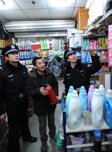 2月4日,大胡同派出所民警在商貿(mào)區(qū),對(duì)經(jīng)營(yíng)日用化工品商家進(jìn)行安全防范提示。新華社記者 劉海峰 攝
