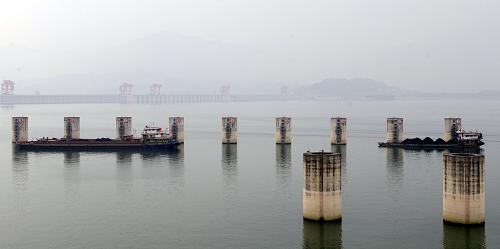 2月4日,船舶通過(guò)三峽五級(jí)船閘上游,準(zhǔn)備駛?cè)腴l室。截至目前,三峽樞紐已累計(jì)通過(guò)貨物3.6億噸,成為長(zhǎng)江上連接我國(guó)中、東、西部的交通樞紐和重要物流集散地。通過(guò)三峽樞紐的貨運(yùn)量逐年增加,連續(xù)6年保持高速增長(zhǎng),從2004年的4000萬(wàn)噸增長(zhǎng)到2009年的7400萬(wàn)噸,長(zhǎng)江航運(yùn)格局已發(fā)生重大變化。新華社發(fā)(鄭家裕 攝)