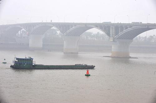 一艘貨輪正駛近長沙市湘江橘子洲大橋(2月4日攝)。新華社記者 龍弘濤 攝