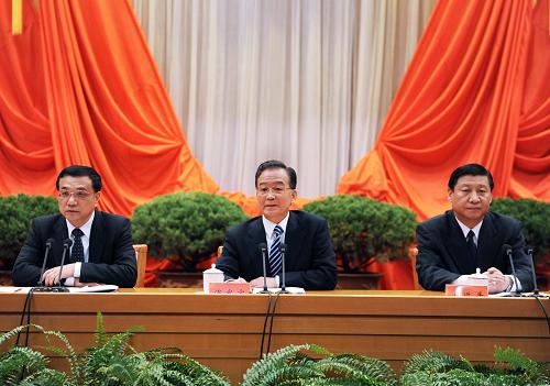 2月4日,中共中央政治局常委、國務(wù)院總理溫家寶在中央舉辦的省部級主要領(lǐng)導(dǎo)干部深入貫徹落實科學(xué)發(fā)展觀加快經(jīng)濟(jì)發(fā)展方式轉(zhuǎn)變專題研討班發(fā)表重要講話。中共中央政治局常委習(xí)近平出席,中共中央政治局常委李克強(qiáng)主持。新華社記者 馬占成 攝