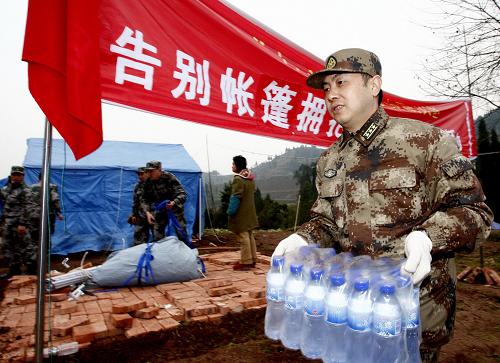2月4日,四川某預備役高炮師官兵幫助磨溪鎮(zhèn)老木埡村受災群眾撤離應急安置帳篷。新華社發(fā)(鐘敏 攝)