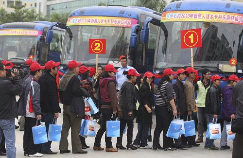2月4日,在廣東東莞石排鎮(zhèn),準(zhǔn)備乘外來(lái)工專(zhuān)列回家的農(nóng)民工在排隊(duì)乘車(chē)前往火車(chē)站。新華社發(fā)(陳帆 攝)