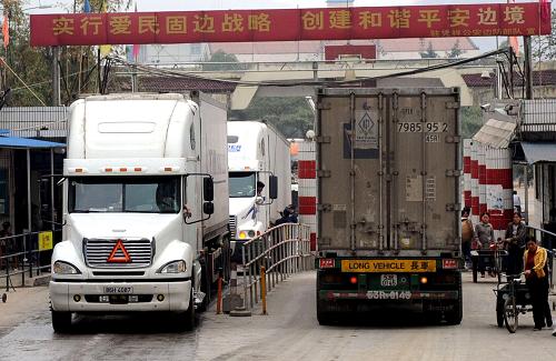 2月5日,來自東盟國家的貨車進出憑祥口岸到浦寨邊貿(mào)區(qū)運輸貨物。新華社記者 張愛林 攝