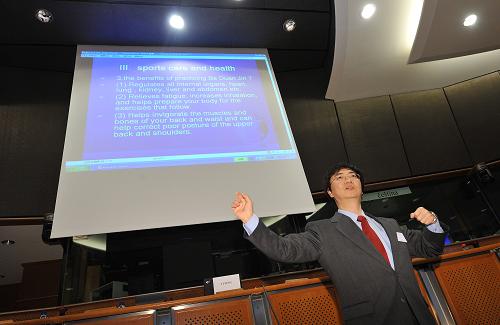 2月2日,在比利時(shí)首都布魯塞爾的歐洲議會(huì)辦公大廈,北京中醫(yī)藥大學(xué)基礎(chǔ)醫(yī)學(xué)院副院長(zhǎng)李峰在“中國(guó)新年走進(jìn)歐洲議會(huì)”系列中國(guó)文化活動(dòng)上舉行題為《我的健康我做主》中醫(yī)講座。新華社記者 武巍 攝