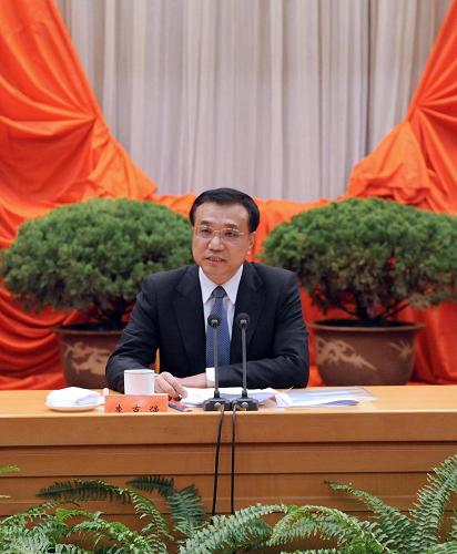 2月5日,中共中央政治局常委、國務(wù)院副總理李克強(qiáng)在中央舉辦的省部級(jí)主要領(lǐng)導(dǎo)干部貫徹落實(shí)科學(xué)發(fā)展觀加快經(jīng)濟(jì)發(fā)展方式轉(zhuǎn)變專題研討班上發(fā)表重要講話。新華社記者 馬占成 攝