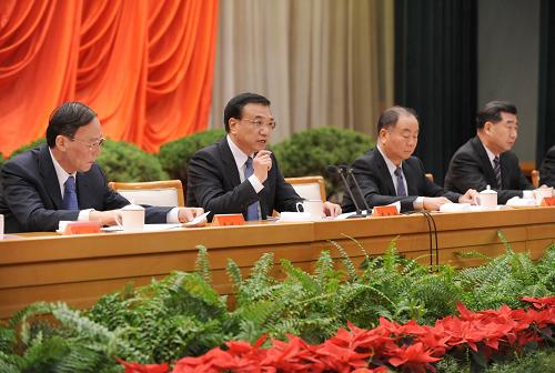 2月5日,中共中央政治局常委、國務(wù)院副總理李克強(qiáng)在中央舉辦的省部級(jí)主要領(lǐng)導(dǎo)干部貫徹落實(shí)科學(xué)發(fā)展觀加快經(jīng)濟(jì)發(fā)展方式轉(zhuǎn)變專題研討班上發(fā)表重要講話。新華社記者 馬占成 攝