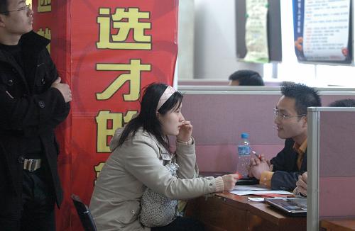 2月24日,一名求職者與用人單位在招聘現(xiàn)場交流。當(dāng)日,安徽人才市場舉辦節(jié)后首場招聘會,100多家用人單位提供2500多個(gè)就業(yè)崗位。隨著經(jīng)濟(jì)回暖,不少用人單位為招聘到合適人才,給出更高的工資待遇,很多求職者節(jié)后選擇在家鄉(xiāng)就業(yè)。新華社記者 劉軍喜 攝