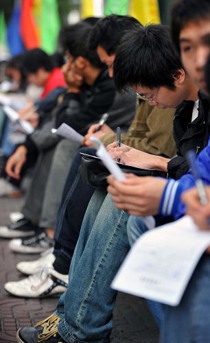 2月24日,求職者在廣州市人力資源市場中心市場外填寫求職登記表。新華社記者 陳曄華 攝