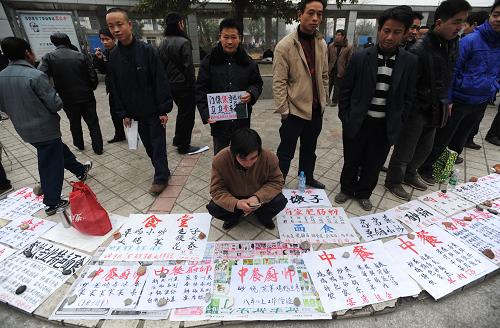 2月24日,在成都市錦江區(qū)人力資源市場,眾多求職者在等待招聘。四川省成都市錦江區(qū)人力資源市場自2月17日(正月初四)開市以來,求職人數(shù)不斷攀升。近幾日每天入場人數(shù)都在3000人次左右,預(yù)計(jì)2月28日(正月十五)將迎來求職高峰。新華社記者 江宏景 攝