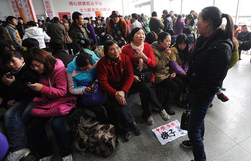 2月24日,在成都市錦江區(qū)人力資源市場,一位招聘人員(前右一)正在詢問求職者情況。新華社記者 江宏景 攝