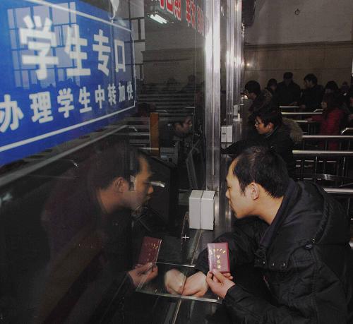 2月24日,一位大學(xué)生在購(gòu)買學(xué)生票。新華社記者 王松 攝