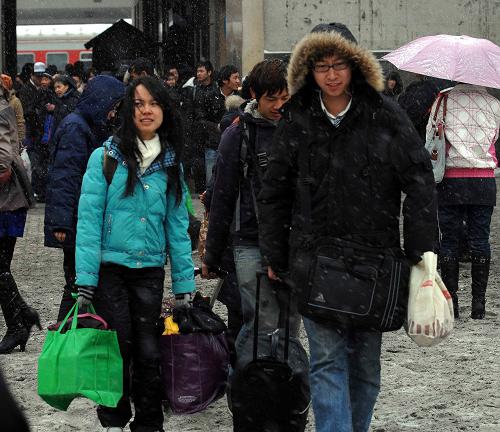 2月24日,剛下火車的三位大學(xué)生走出火車站。新華社記者 王松 攝