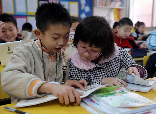 2月24日,南昌市站前路小學(xué)四年級九班的兩名學(xué)生在交流新課本內(nèi)容。當(dāng)日,南昌中小學(xué)新學(xué)期正式開學(xué),南昌市教育局嚴(yán)格規(guī)范全市中小學(xué)入學(xué)收費(fèi)標(biāo)準(zhǔn),其中每生每學(xué)期小學(xué)1至2年級作業(yè)本費(fèi)6元,小學(xué)3至6年級8元,初中10元,新增重點(diǎn)中學(xué)擇校費(fèi)每學(xué)年不超過6000元,嚴(yán)禁超標(biāo)準(zhǔn)收費(fèi)和舉辦各類收費(fèi)實(shí)習(xí)班。新華社記者 周科 攝