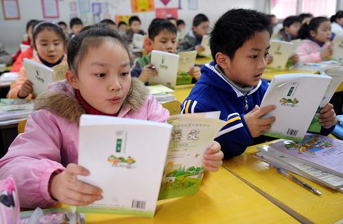 2月24日,南昌市站前路小學(xué)四年級九班學(xué)生在課堂上朗讀。新華社記者 周科 攝