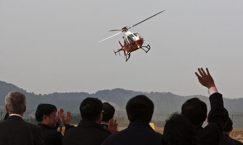 2月25日,江西九江紅鷹飛機(jī)制造有限公司生產(chǎn)的SW-4型民用直升機(jī)在南昌昌北國(guó)際機(jī)場(chǎng)首飛成功。紅鷹直升機(jī)項(xiàng)目已列入江西省“十一五”重點(diǎn)項(xiàng)目,承擔(dān)該項(xiàng)目的九江紅鷹飛機(jī)制造有限公司由波蘭斯維德尼克公司、九江紅鷹科技發(fā)展有限公司共同投資興建。新華社發(fā) (燕平 攝)