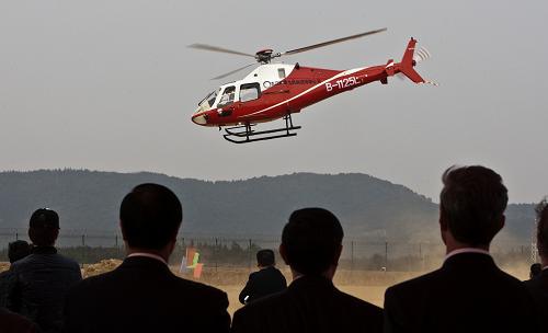 2月25日,江西九江紅鷹飛機(jī)制造有限公司生產(chǎn)的SW-4型民用直升機(jī)在南昌昌北國(guó)際機(jī)場(chǎng)首飛成功。新華社發(fā) (燕平 攝)