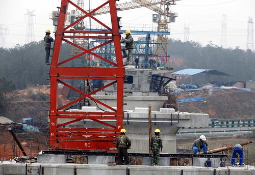 3月2日,建設(shè)者在漢宜鐵路跨荊宜高速公路特大橋上施工。新華社發(fā)(文振效 攝)