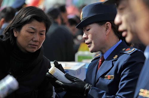 3月15日,工商人員在向消費者講解辨別假冒偽劣商品的方法。當日,寧夏工商、消協(xié)、質檢等部門在銀川市南門廣場舉行“3·15”國際消費者權益日活動,向消費者宣傳消費維權知識、辨別假冒偽劣商品的方法,并現(xiàn)場受理各類消費投訴。新華社記者 王鵬 攝