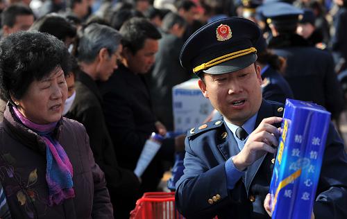 3月15日,工商人員在向消費者講解辨別假冒偽劣商品的方法。新華社記者 王鵬 攝