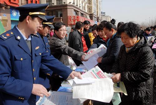 3月15日,秦皇島工商部門的工作人員在向市民發(fā)放消費(fèi)維權(quán)宣傳資料。當(dāng)日,河北秦皇島市北戴河區(qū)食品安全辦公室和工商、消協(xié)、質(zhì)監(jiān)等單位聯(lián)合舉辦主題為“消費(fèi)與服務(wù)”的“3·15”國(guó)際消費(fèi)者權(quán)益日宣傳活動(dòng)。新華社記者 楊世堯 攝