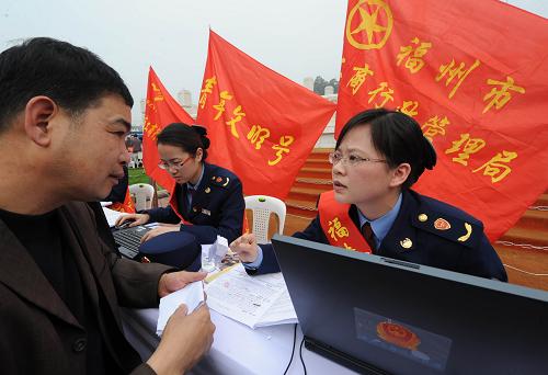 3月15日,工商行政管理人員在福州開展的“百城萬店青年文明號(hào)信用示范周”活動(dòng)上接受市民咨詢投訴。當(dāng)日起,由團(tuán)中央統(tǒng)一部署的“百城萬店青年文明號(hào)信用示范周活動(dòng)” 在全國(guó)范圍內(nèi)開展。新華社記者 張國(guó)俊 攝